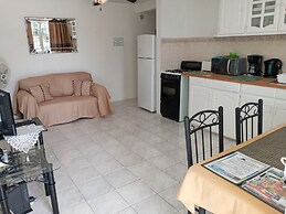 Cumber's Tropical Apartments