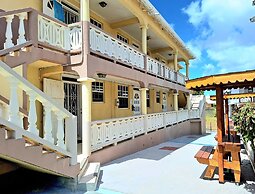 Cumber's Tropical Apartments