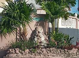 Cumber's Tropical Apartments