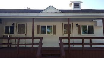 Riverbank Motel and Cabins