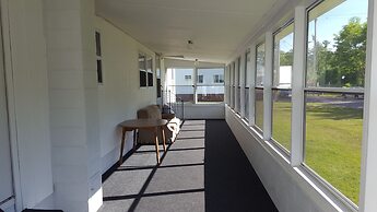 Riverbank Motel and Cabins