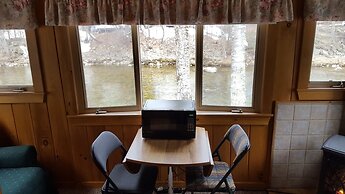 Riverbank Motel and Cabins