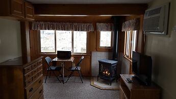 Riverbank Motel and Cabins