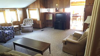 Riverbank Motel and Cabins