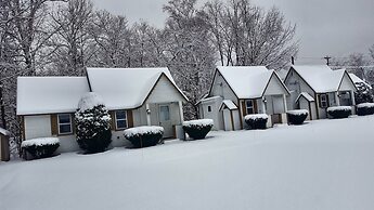Riverbank Motel and Cabins