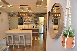 Lawang Suite Apartment With Balcony