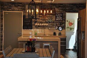 Lawang Suite Apartment With Balcony