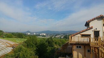 Daegwallyeong Solbawee Log-Housing Pension