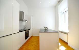Vienna Residence Colossal Apartment With Balcony and Space for 8 Guest