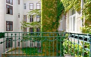 Vienna Residence Colossal Apartment With Balcony and Space for 8 Guest