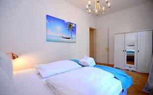 Vienna Residence Colossal Apartment With Balcony and Space for 8 Guest