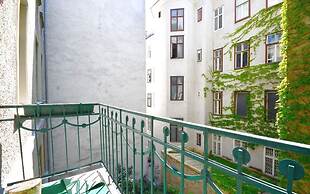 Vienna Residence Colossal Apartment With Balcony and Space for 8 Guest