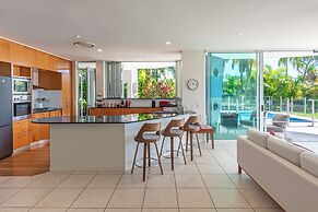 Pavillion 17 - Waterfront Spacious 4 Bedroom With Own Inground Pool An