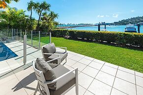 Pavillion 17 - Waterfront Spacious 4 Bedroom With Own Inground Pool An