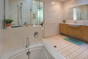 Pavillion 17 - Waterfront Spacious 4 Bedroom With Own Inground Pool An