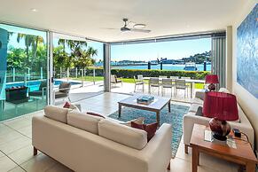 Pavillion 17 - Waterfront Spacious 4 Bedroom With Own Inground Pool An
