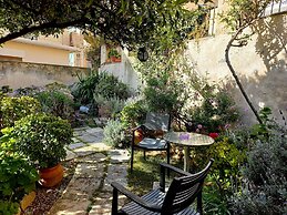 Antouanetta Apartments