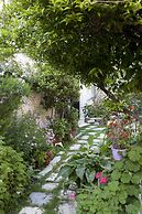 Antouanetta Apartments