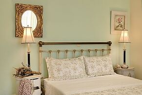 Antouanetta Apartments