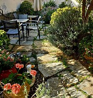 Antouanetta Apartments