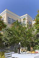 Antouanetta Apartments