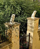 Antouanetta Apartments