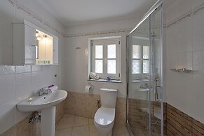 Antouanetta Apartments