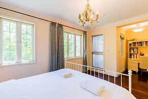 Cambridge Villa with 5 BRs