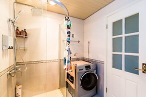 Cambridge Villa with 5 BRs