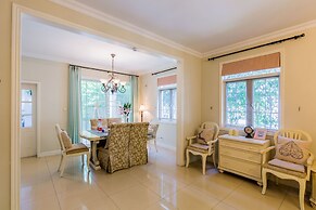 Cambridge Villa with 5 BRs