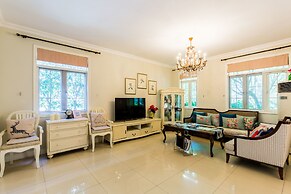 Cambridge Villa with 5 BRs