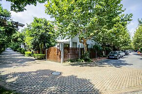 Cambridge Villa with 5 BRs