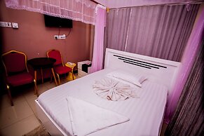 B10 Airport Lodge