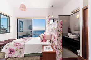 Grayci s House by Our Madeira
