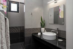 Grayci s House by Our Madeira