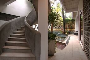 Sarina Hotel & Villa