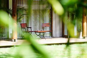 Kwality's Motel Shiraz