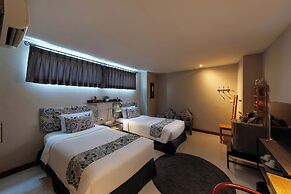 Chala Number 2 Art and Gallery House