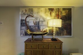 Chala Number 2 Art and Gallery House