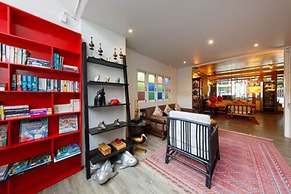 Chala Number 2 Art and Gallery House