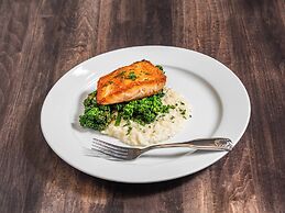 Holiday Inn & Suites Philadelphia W - Drexel Hill by IHG