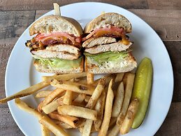 Holiday Inn & Suites Philadelphia W - Drexel Hill by IHG