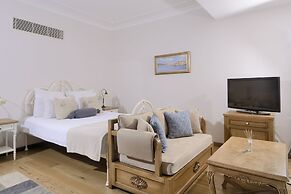 Cesme Marina Konukevi