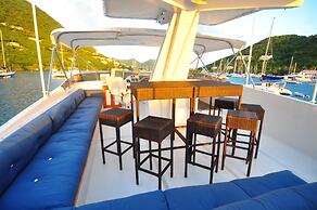 Luxury 3 level traditional Yacht