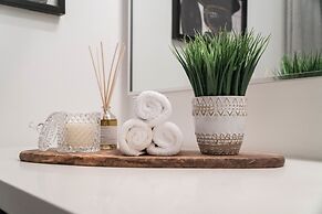 QuickStay Yorkville Condo - Yonge & Bloor