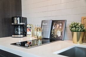 QuickStay Yorkville Condo - Yonge & Bloor