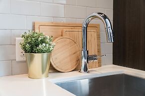 QuickStay Yorkville Condo - Yonge & Bloor