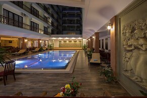 Smiling Deluxe Hotel