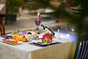 Smiling Deluxe Hotel