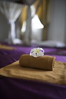 Smiling Deluxe Hotel